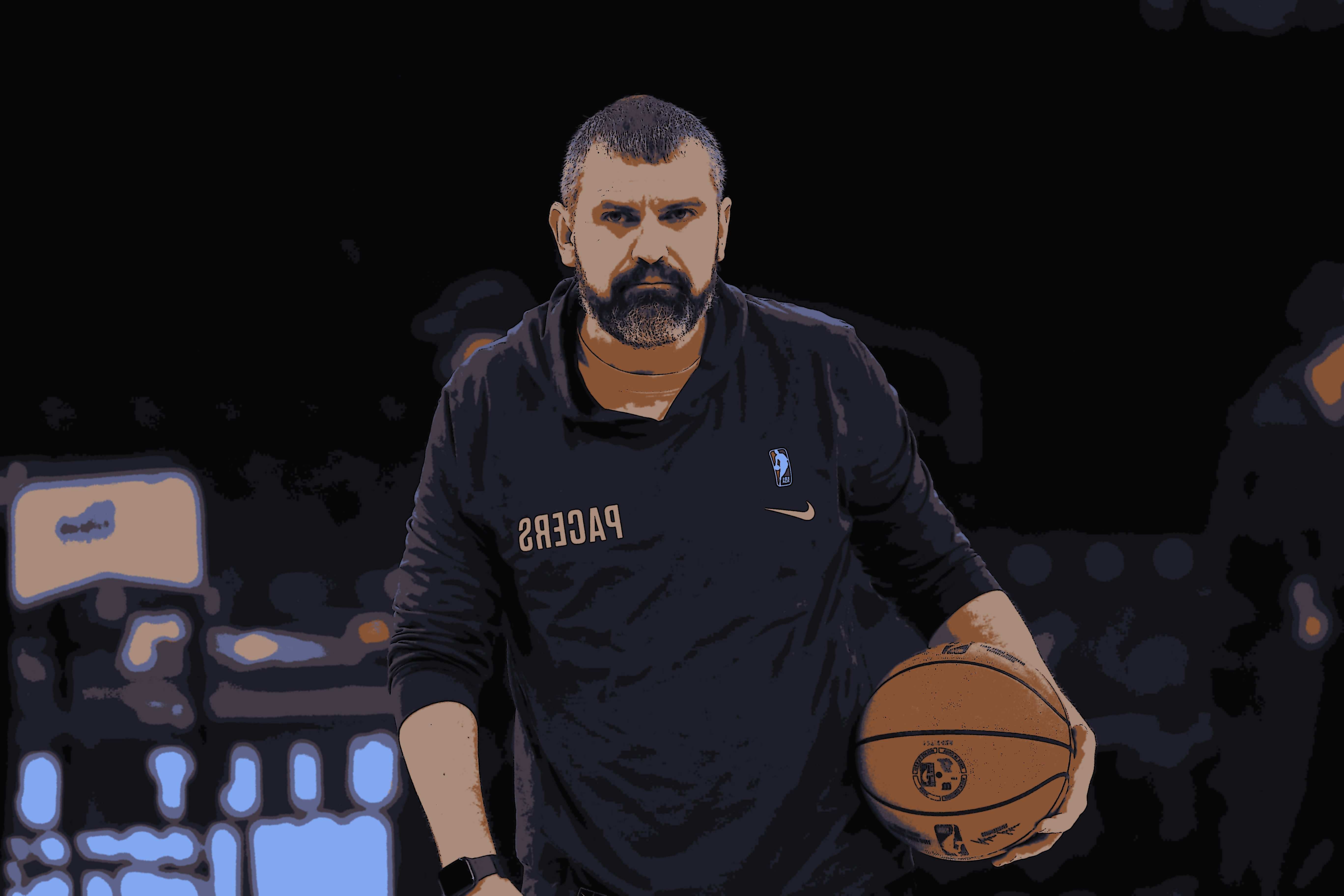 Pacers, asistan antrenörü Mike Weinar ile birlikte,...